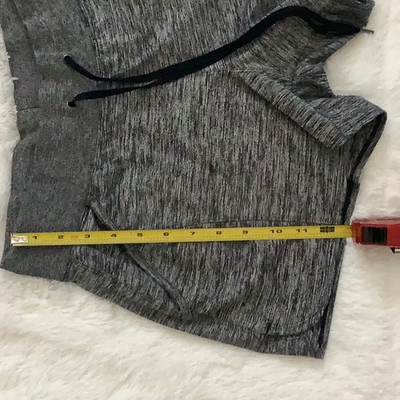 Black/white Tek Gear athletic shorts with pockets, size small - Picture 3 of 3